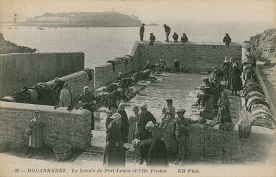 妇女在Louen端口洗衣服。明信片于1913年寄出。 作者 法国摄影师