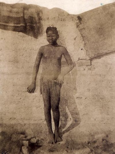 来自达尔富尔的年轻女孩，出自皮埃尔-特雷莫（1818-95）1852年的《东方苏旦和九大非洲的旅行》（深褐色照片）。 作者 法国摄影师