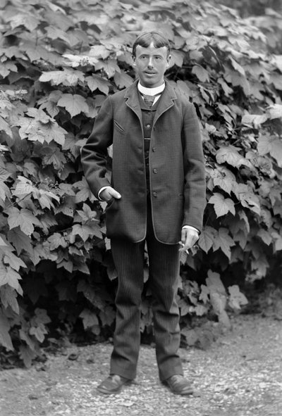 Young man has a cigarette, employed as a man to do everything, posing in the garden of the Abbey of Septfontaines, near Bourmont in Haute-Marne (Haute Marne), around 1880. Photography. Ducos Collection. 作者 法国摄影师