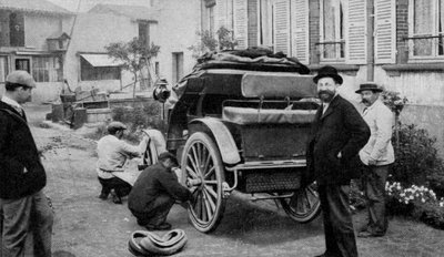 法国实业家爱德华·米其林（Edouard Michelin，1859-1940，从前到前）配备轮胎的第一辆汽车 作者 法国摄影师