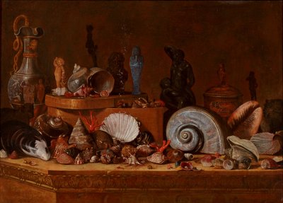 奇珍异宝柜：带珊瑚的贝壳和一个木盒以及古物，包括石基座上的埃及乌沙布提，约 1730-70 年（布面油画） 作者 法语学校