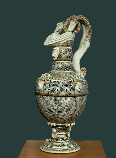 在Saint Porchaire实现的精细辉石的Aiguiere。1550年左右，巴黎，卢浮宫博物馆。 作者 法语学校