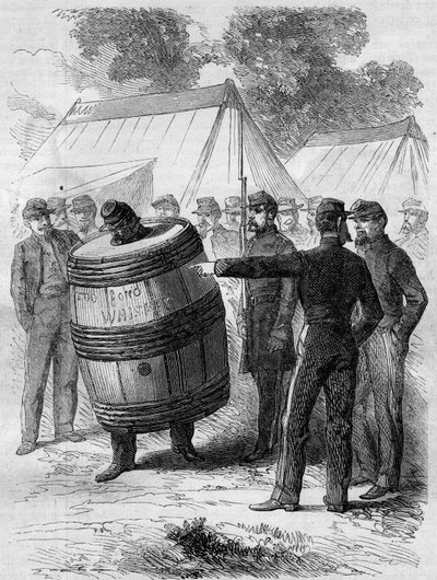 美国内战（1861-1865年）：对联邦军队的一名醉酒士兵的惩罚。在其他士兵有趣的注视下，他戴着桶形穿孔器和步行者穿过营地。1862年7月26日《世界画报》第276期的版画。 作者 法语学校