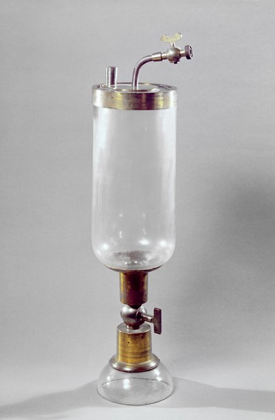 天然气研究仪器，由Antoine Laurent de Lavoisier（1743-94）设计（金属和玻璃） 作者 French School