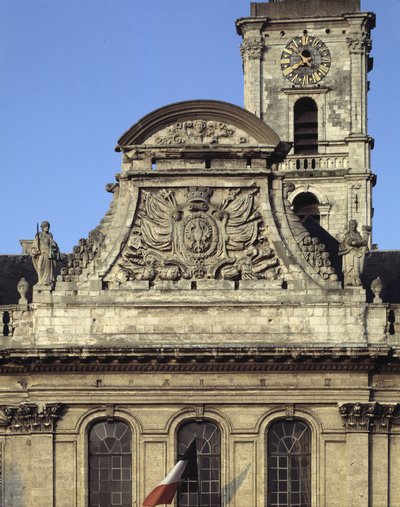 巴洛克式建筑：Heroguelle 的市政厅酒店（1717 - 1721 年）的外观。 弗朗顿描绘了这座城市的武器“鹰嘴和钉子”，周围环绕着两座象征正义和力量的雕像。 艾尔河畔拉利斯 (Aire-sur-la-Lys)、加来海峡 (Pas-d 作者 法语学校