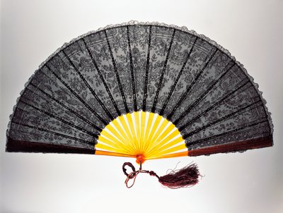 尚蒂伊花边手扇，机械花边和金黄色的龟甲肋骨 作者 法语学校