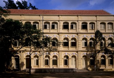 越南的殖民建筑：Puginier School 的细节，由 Monsignor Puginier 创建的基督教学校，建于 1898 年，军事风格的建筑。 作者 法语学校