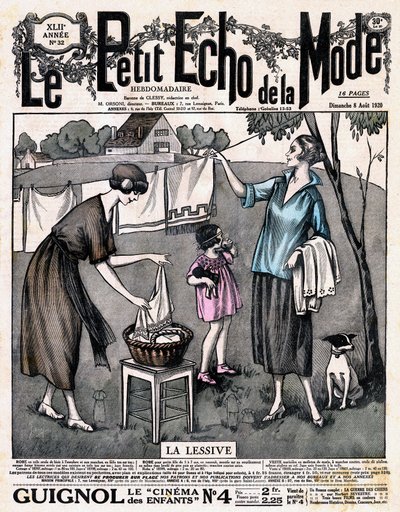 报纸 "Le petit echo de la mode "洗涤剂的封面--两个女人带着一个女孩和一只狗在外面的线上铺开晾晒的亚麻布，8月8日第32期 作者 法语学校