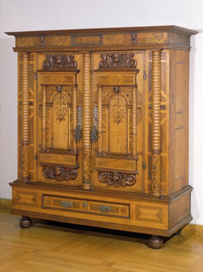 橱柜有七列，c。 1665年（木材和镶嵌） 作者 法语学校