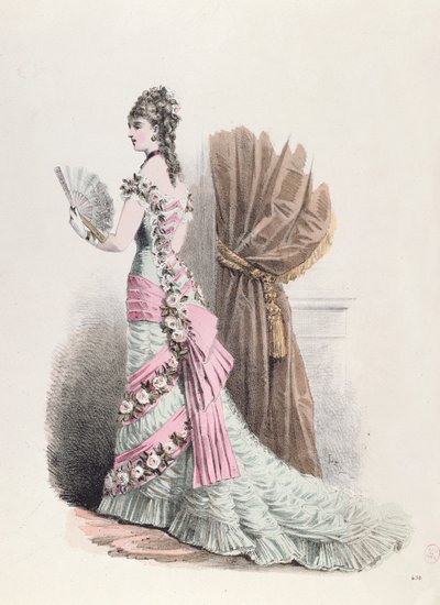 时尚板的女人穿着晚礼服和风扇，1877年（彩色雕刻） 作者 法语学校