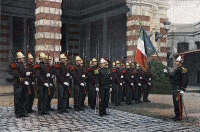 巴黎的消防员。 向国旗敬礼。 1892年在《军人生活的军事专辑场景，巴黎的消防员》中。 作者 法语学校