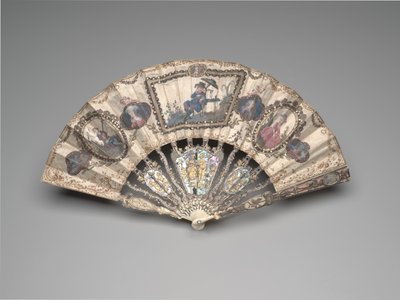 1780年代，带有中国风场景，肖像，田园人物和静物的折扇（象牙，烫金，珍珠母贝，玻璃或无色水晶，以及粘贴宝石（后来）） 作者 法语学校