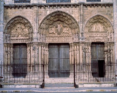 哥特式建筑：皇家大门或西面的大门户。沙特尔圣母大教堂(Eure and Loir)。 作者 法语学校