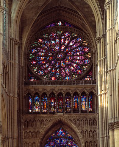 哥特式建筑：兰斯的圣母大教堂（Notre Dame）13世纪制作的花环景观。兰斯，马恩河 作者 法语学校