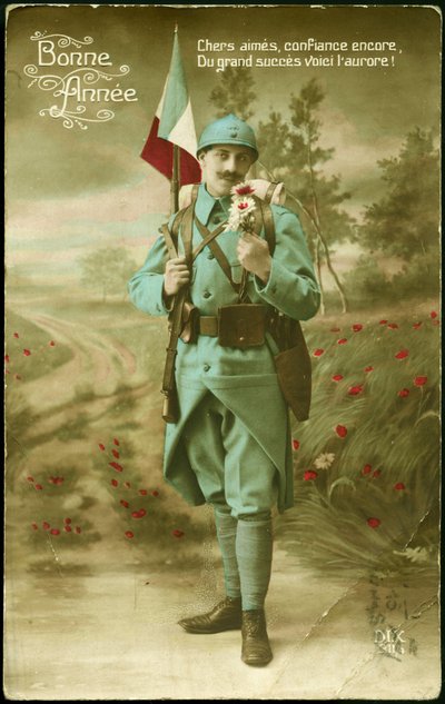 1916年的问候明信片。一个士兵扛着法国国旗，拿着枪，在乡村风景中谦让着一束花的芬芳。1916年祝福的彩色明信片。 作者 法语学校