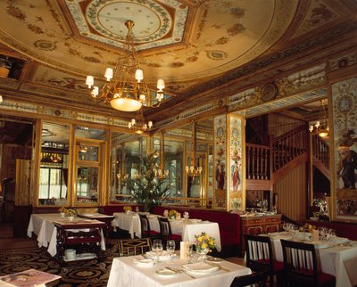 皇宫花园中的 "Le Grand vefour "餐厅内景，该餐厅于18世纪建成。巴黎。 作者 法语学校