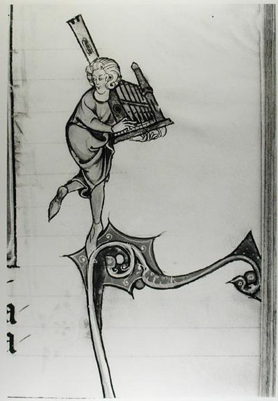女士Fr 95 fol.273音乐家演奏便携式器官，来自Merlin的历史，c.1280-90 作者 法语学校
