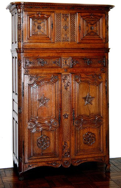 采用共济会装饰的皮卡迪衣柜，c.1740（木头） 作者 French School