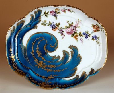 带有软瓷涡旋的 "Hebert "盘子，由Vincennes制造。1755年，巴黎。卢浮宫博物馆 作者 法语学校