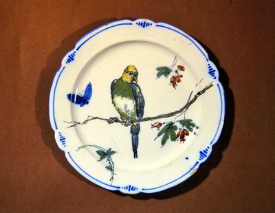 装饰着鸟，蝴蝶和花朵的板，Bourg-la-Reine制造（彩陶） 作者 法语学校