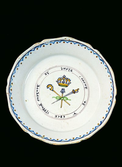 装饰着王冠下的三个订单的板块，1789年（陶瓷） 作者 法语学校