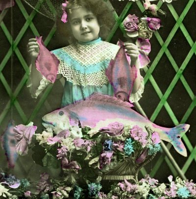 拿着鱼的女孩的画象c.1898（手工照片） 作者 法语学校