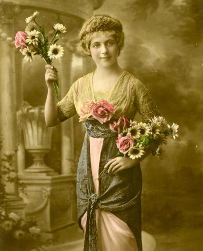 一个女人抱着一束鲜花c.1898（手工彩色照片）的肖像 作者 法语学校