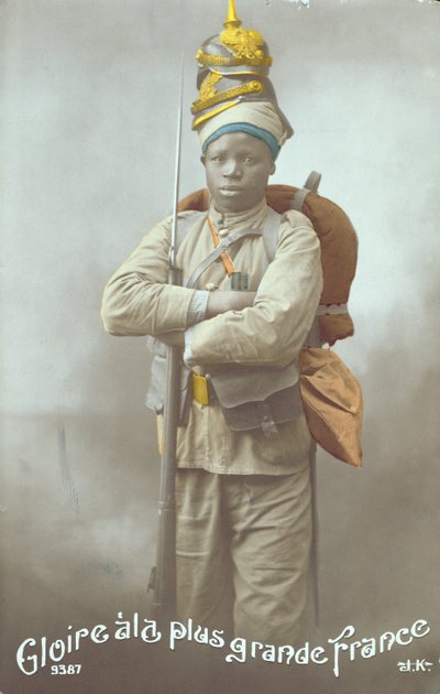 描绘塞内加尔士兵的明信片，1915年（彩色照片） 作者 法语学校