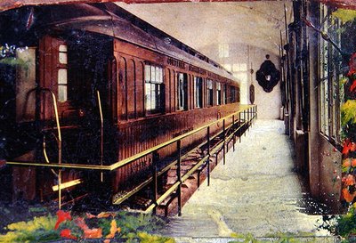 明信片描绘了1918年11月11日上午5时在贡比涅森林的雷东德举行的停战签字仪式的铁路车厢。 作者 法语学校