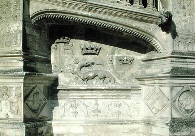 从大Escalier救济描绘弗朗索瓦一世（1494-1547）与蝾螈的徽章 作者 法语学校