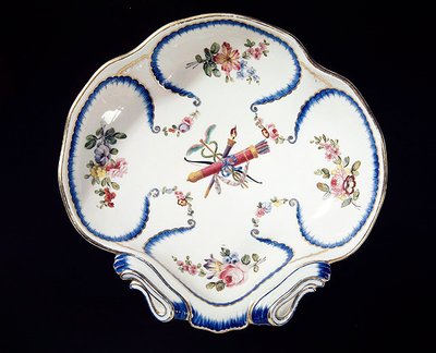 Sevres板饰有弓箭，1762年（彩陶） 作者 法语学校