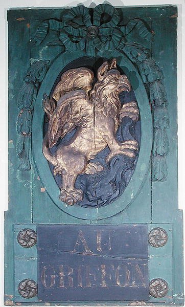 巴黎Faubourg Saint Antoine的一家家具店的招牌（镀金木）。 作者 法语学校
