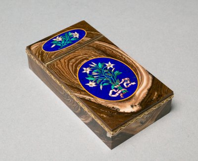 鼻烟盒，约1840年（金，玛瑙，镶嵌马赛克镶板，青金石研磨） 作者 法语学校