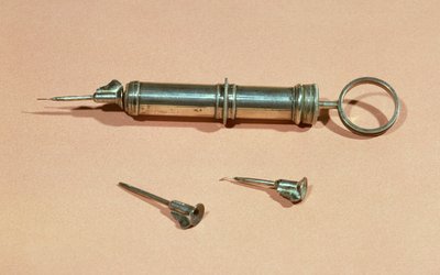 由Charles-Gabriel Pravaz（1791-1853）于1853年发明的注射器，用各种针头 作者 法语学校