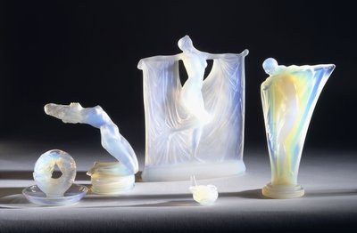 拉里克（Lalique）的三个乳白色玻璃物体， 作者 法语学校