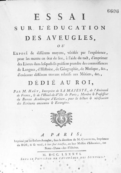 瓦伦丁-豪伊（Valentin Hauy）（1745-1822）于1786年出版的《关于教育的论文》的扉页（雕刻）（黑白照片）。 作者 法语学校