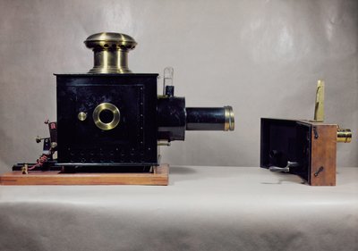 8月（1862-1954）和Louis Lumiere（1864-1948）制造的首批电影放映机之一 作者 法语学校