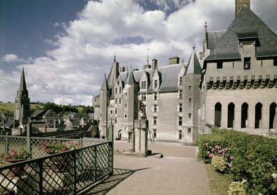 为法国路易十一牧师Jean Bourre建造的修复过的城堡西立面的视图，c.1465（另见87684-85） 作者 法语学校