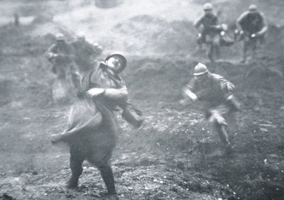 一战法国士兵在西线前进过程中被炮火击中 作者 法语学校