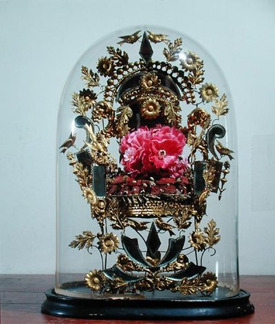 地球仪下的橙花婚礼花环 作者 法语学校