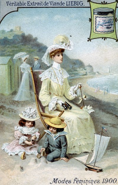 1900 年的女装时尚。女人带着两个孩子在沙滩上。 色谱产品 Liebig。 作者 法语学校