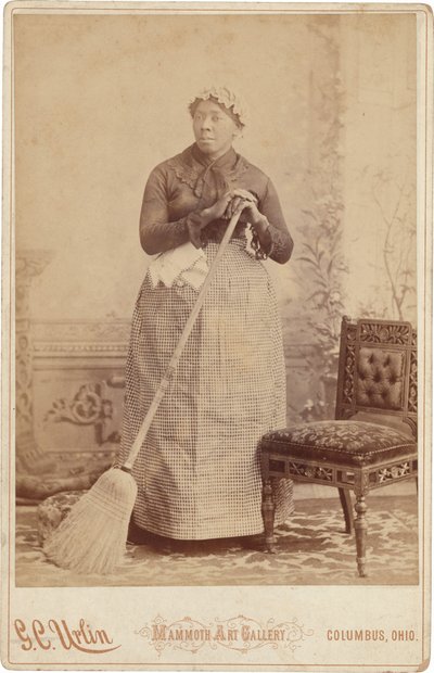 拿扫帚的妇女肖像，约 1885 年（照片1885 年（照片） 作者 GC乌林