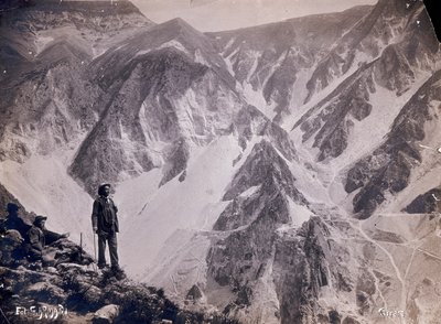 阿普安阿尔卑斯山和大理石采石场的景色。几个欣赏风景的人出现在前景中。(b/w照片) 作者 G.阿玛尼