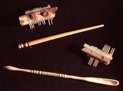 两个梳子，一个发夹和一个化妆勺（骨头） 作者 加洛·罗马加洛·罗马