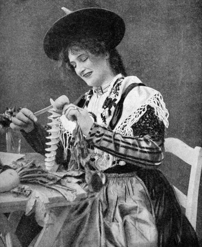 一位妇女创造性地剥开一个土豆，1922年。 作者 乔治·海克尔