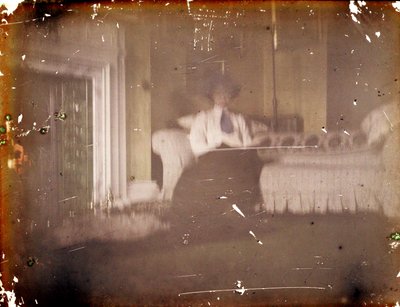 坐在沙发上的女人，c。 1910（自动镀铬） 作者 萧伯纳