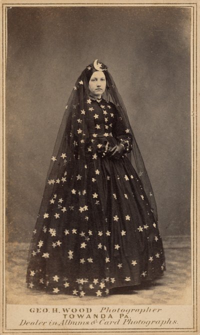 身着夜之女王服饰的女子，约 1860 年（照片1860 年（照片） 作者 乔治·H·伍德