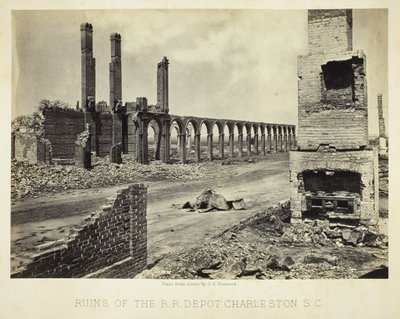 1865年，南卡罗来纳州查尔斯顿的铁路车厂遗址。 作者 乔治·N·巴纳德
