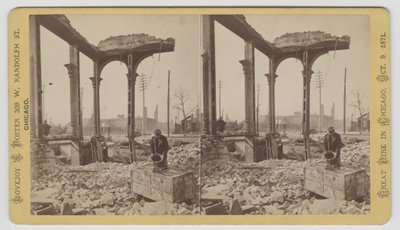 1871年1871年芝加哥大火之后，一名男子在废墟中冷却保险箱的立体照片（bw照片卡上） 作者 乔治·N·巴纳德