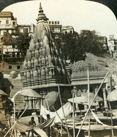 恒河两岸的庙宇，印度贝纳雷斯，c1909。 作者 乔治·罗斯